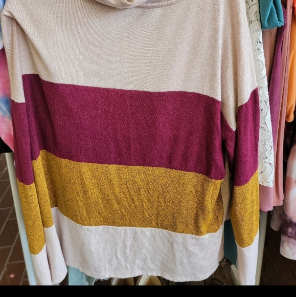 NWOT Haptics loose turtleneck with one cold shoulder long sleeve L but fits 1x - Picture 4 of 4